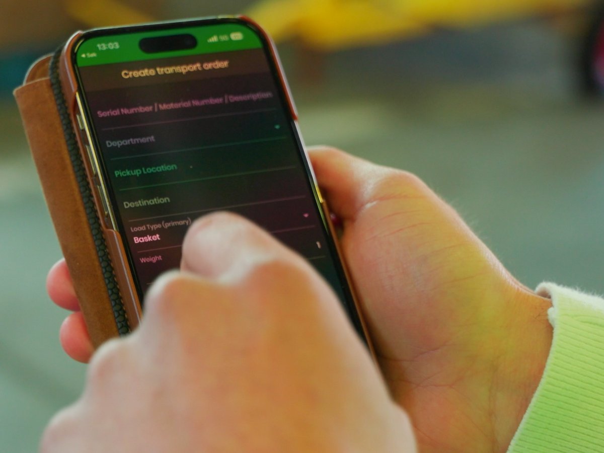 Operator creating a transport order on a phone in EZYardService